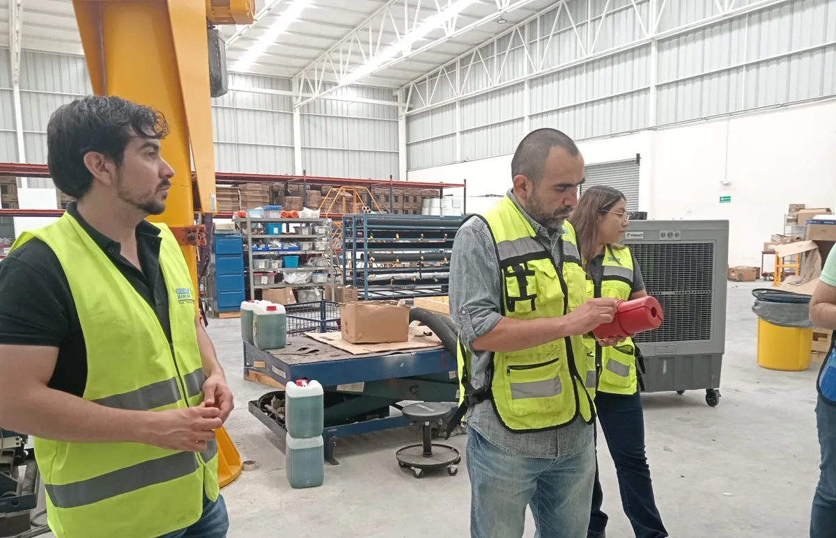 Revisión de dispositivos de bloqueo en planta industrial durante el curso de bloqueo y etiquetado LOTO