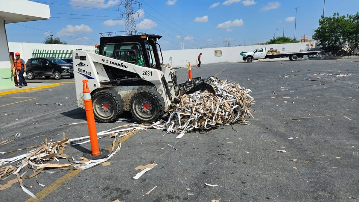 Maniobra con cucharón entre conos durante el curso de bobcat minicargador