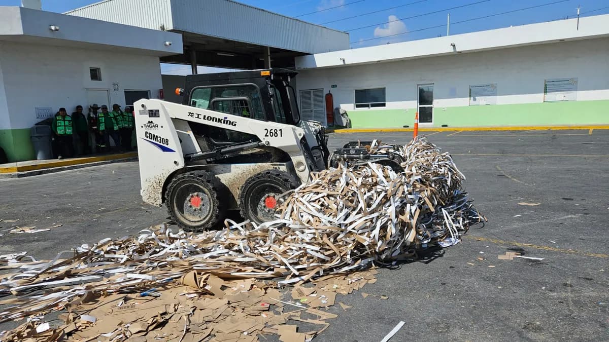 Minicargador tipo bobcat carga material en la práctica del curso de bobcat