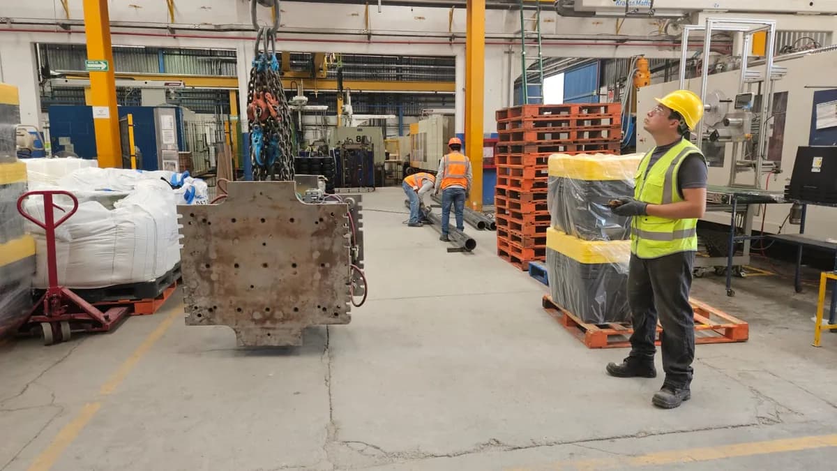 Maniobra de carga con eslingas de cadena en el curso de grúas viajeras y polipastos