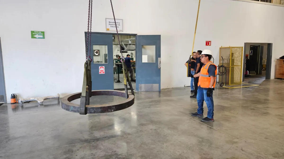 Participante con chaleco dirige una maniobra de izaje en el curso de grúas viajeras y polipastos