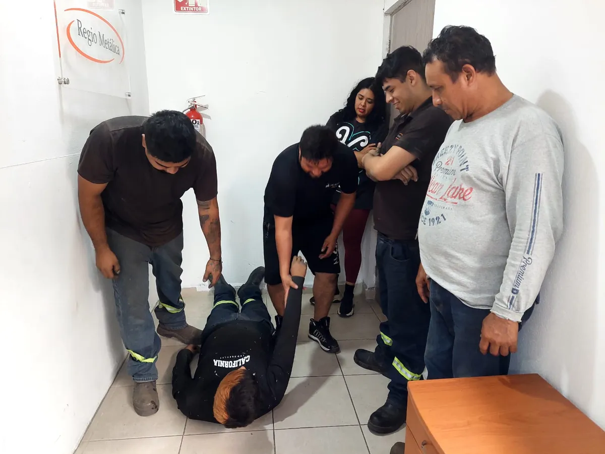 Brigadistas evalúan a un lesionado simulado en el curso de primeros auxilios