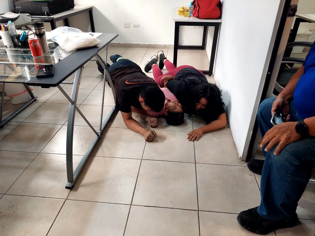 Participantes practican la posición de recuperación en el curso de primeros auxilios