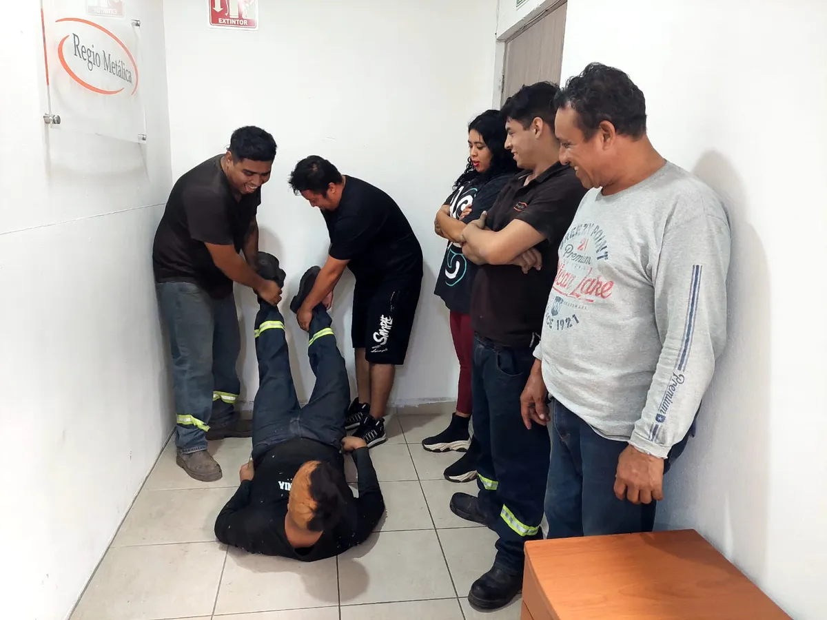 Práctica de traslado de un lesionado en el curso de primeros auxilios