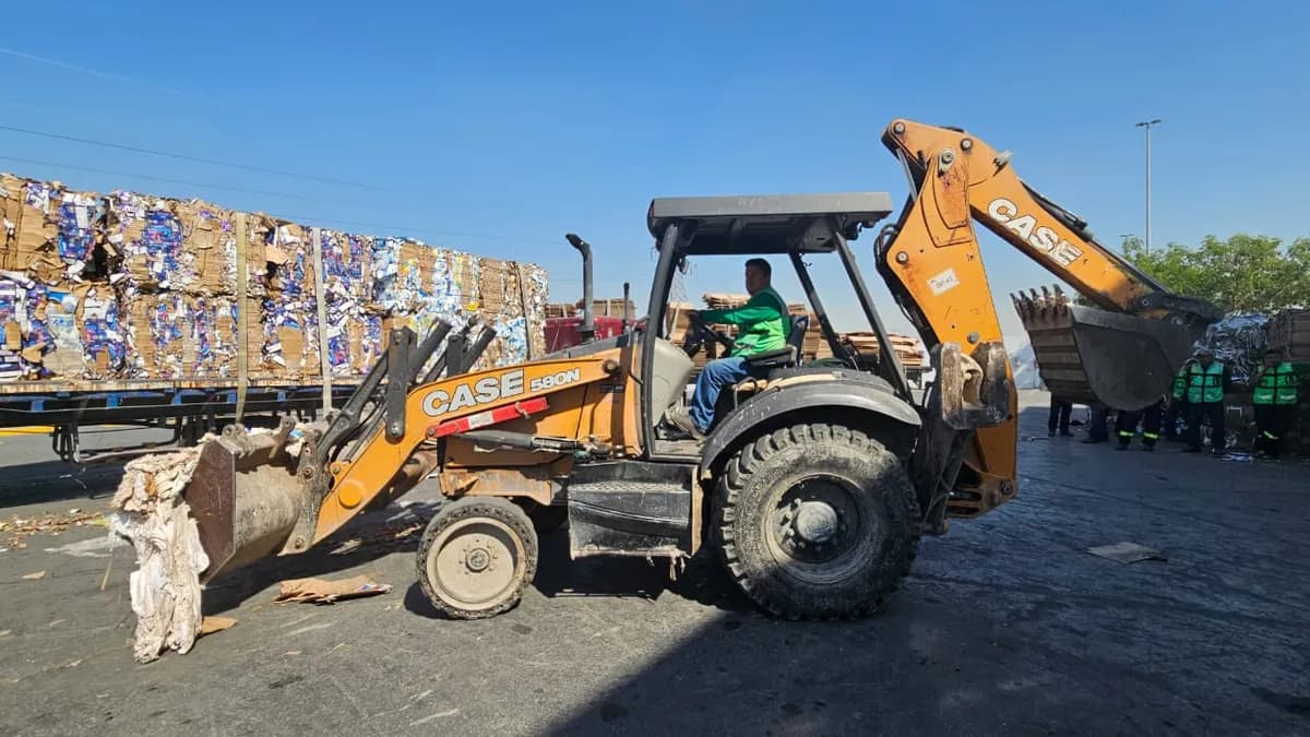Operador practica carga con cucharón frontal durante el curso de retroexcavadora