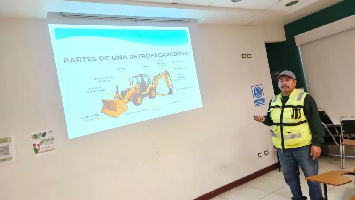 Instructor imparte la parte teórica del curso de retroexcavadora
