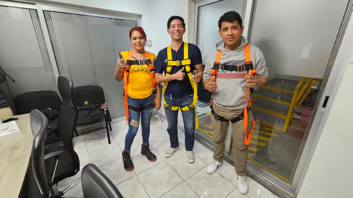 Participantes con arnés de cuerpo completo colocado en el curso de trabajos en altura