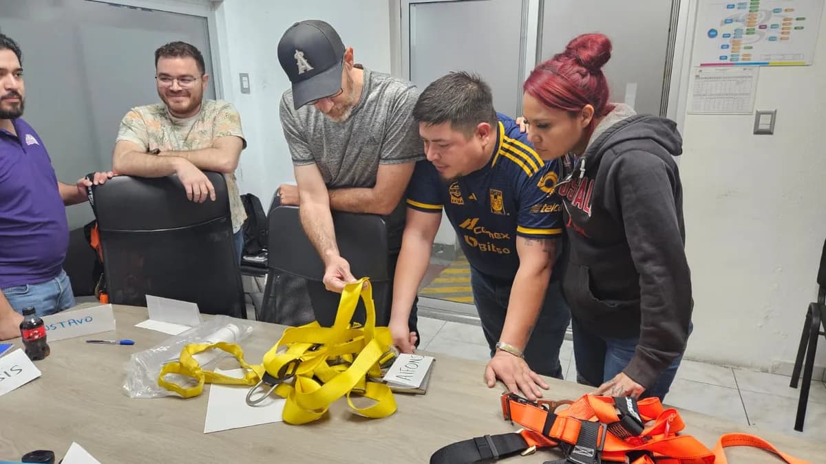 Trabajadores inspeccionan arneses y líneas de vida en el curso de trabajos en altura