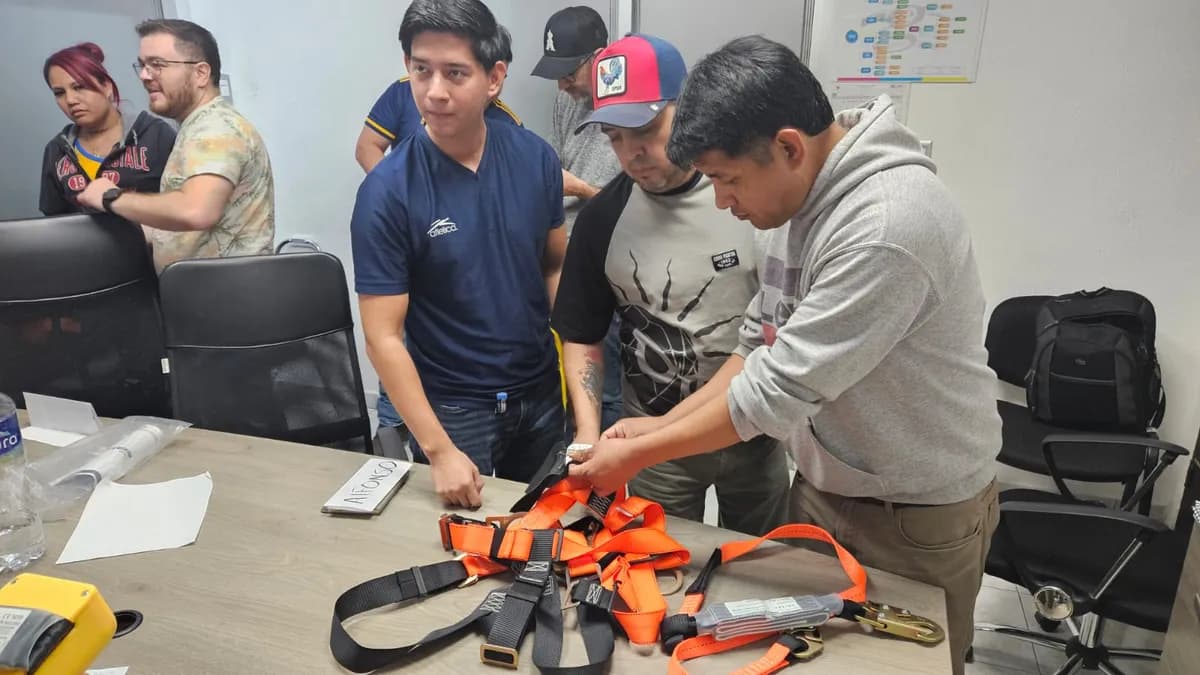 Revisión de equipo de protección contra caídas en el curso de trabajos en altura
