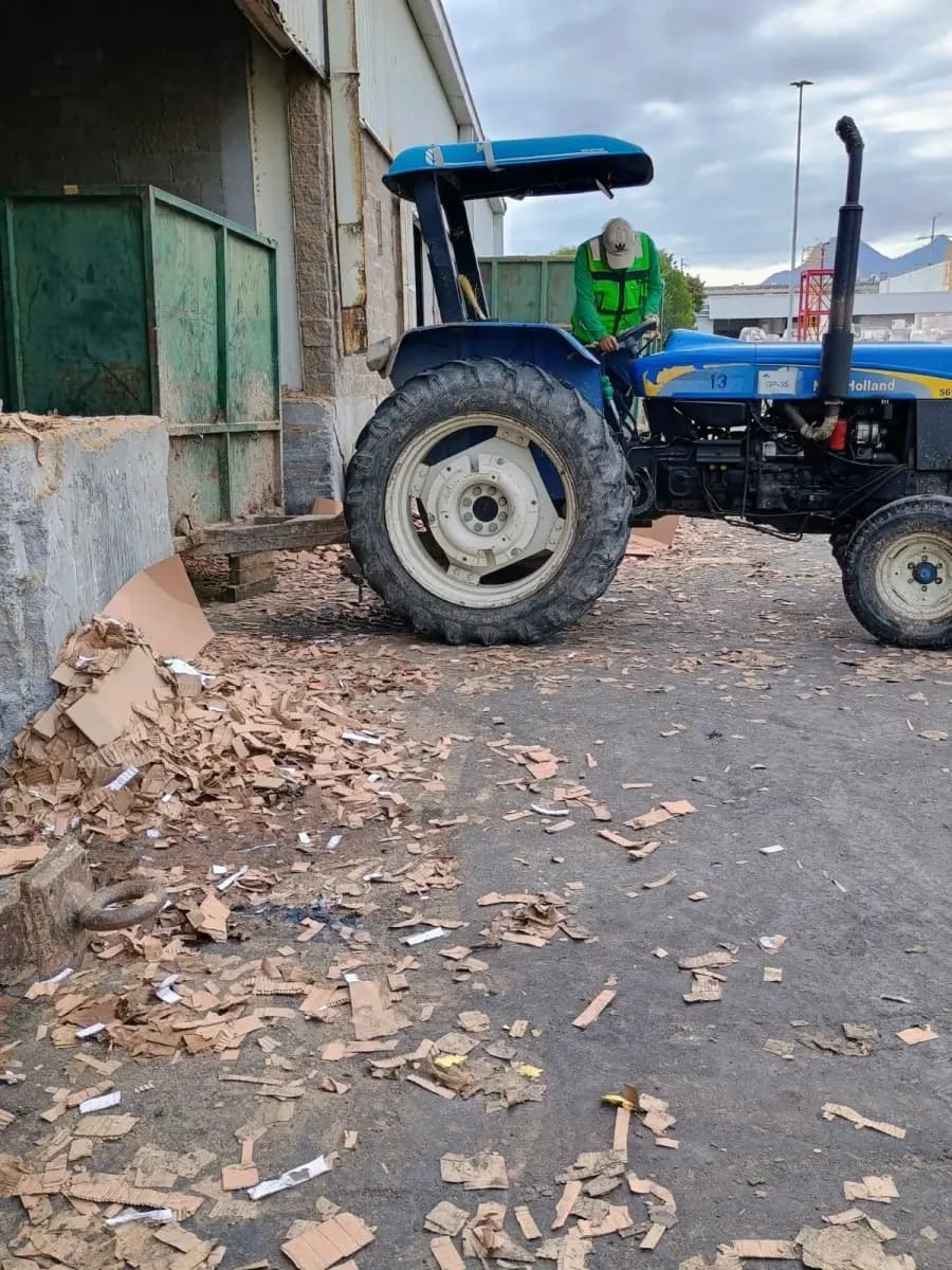 Maniobra de enganche de remolque durante el curso de tractor