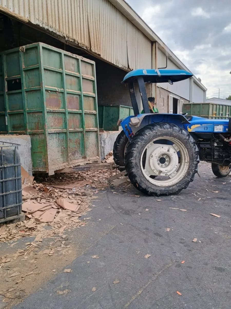 Revisión previa a la operación del tractor en patio industrial